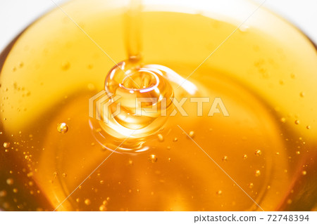 蜂蜜糖漿倒入玻璃碗照片素材 72748394