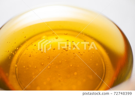 蜂蜜糖漿倒入玻璃球 蜂蜜糖漿倒入玻璃球 72748399