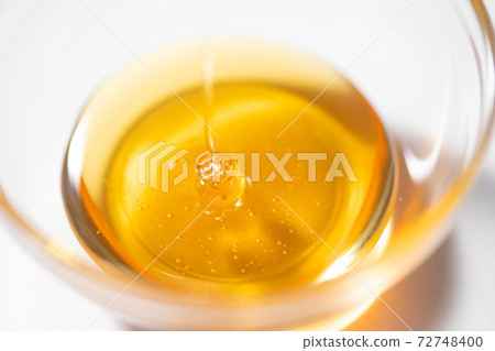 蜂蜜糖漿倒入玻璃球 72748400