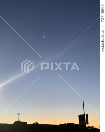 Direct light of the city in the moon and sunset Direct light of the city in the moon and sunset 72748669