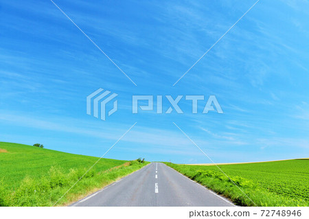The earth and the way of Hokkaido blue sky 72748946