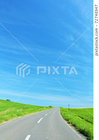 The earth and the way of Hokkaido blue sky 72748947