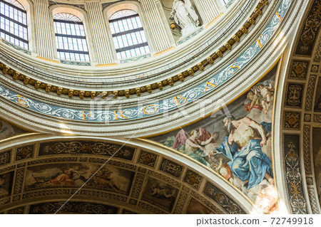 意大利曼托瓦的聖安德烈大教堂的內部 意大利曼托瓦的聖安德烈大教堂的內部 72749918