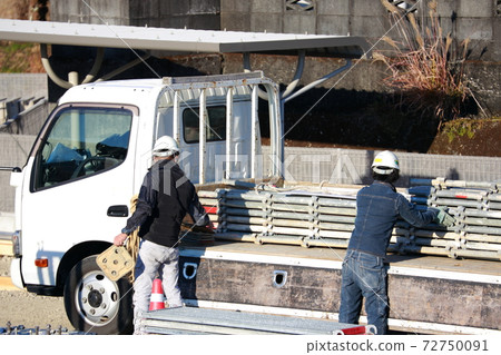 Loading and unloading work 72750091
