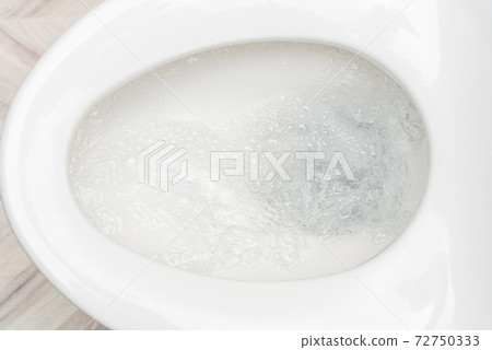 Western style toilet water 72750333