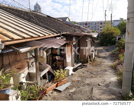 Abandoned house 72750577