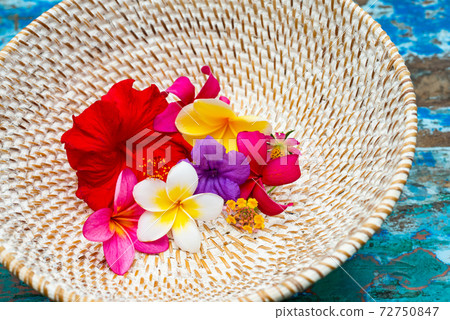 Tropical flowers in a natural basket Tropical flowers in a natural basket 72750847
