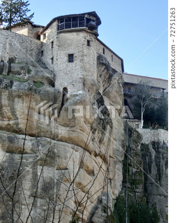 希臘米特奧拉修道院門口通往懸崖 72751263