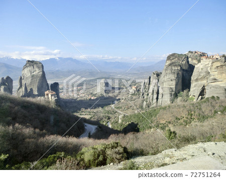 希臘邁泰奧拉高聳的岩層遙遠的景色 72751264