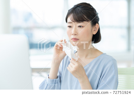 一個女人因為辦公室裡的面具而擔心皮膚粗糙 一個女人因為辦公室裡的面具而擔心皮膚粗糙 72751924
