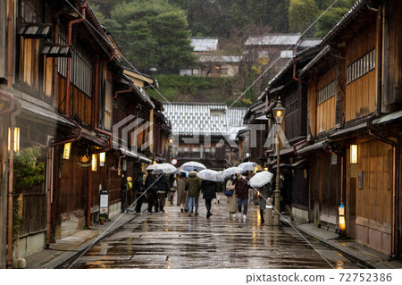 Higashi Chaya district and tourists in the snow Higashi Chaya district and tourists in the snow 72752386