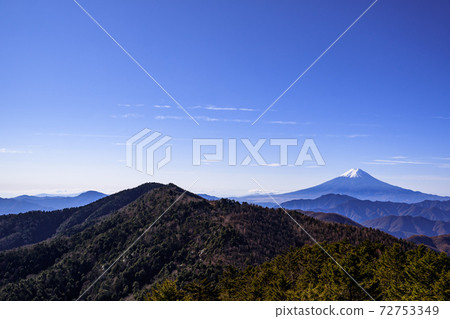 Mt. Fuji with snow makeup on the mountains of the Daibosatsu Ridge 72753349