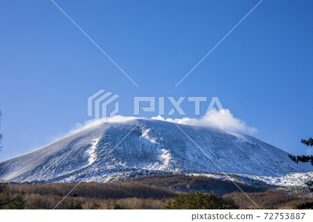 Mount Asama in winter 72753887