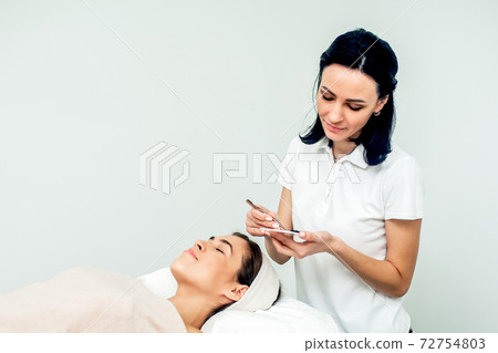 Eyelash extension procedure 72754803