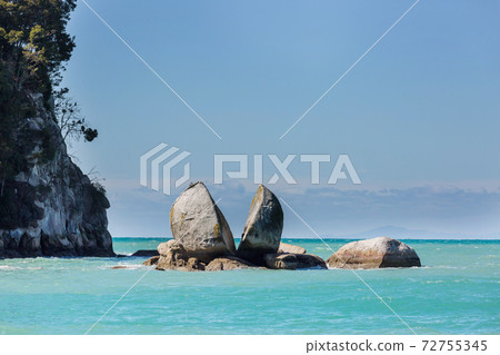 Split apple rock 72755345