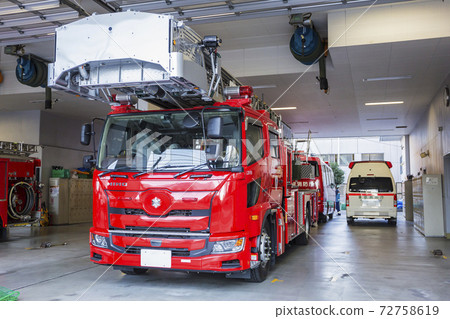 Stand-by fire engine, fire engine, emergency vehicle, ladder vehicle Stand-by fire engine, fire engine, emergency vehicle, ladder vehicle 72758619