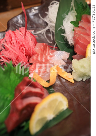 Assorted delicious sashimi 72759112