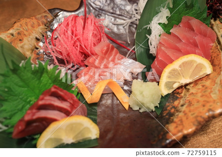 Assorted delicious sashimi 72759115