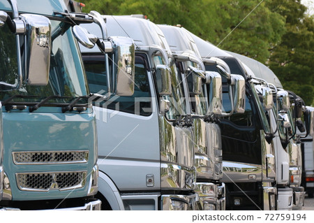 Trucks that bring loads into Osaka Castle Hall 72759194