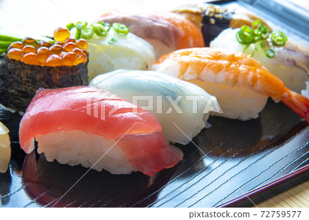 Hand-rolled sushi Hand-rolled sushi 72759577