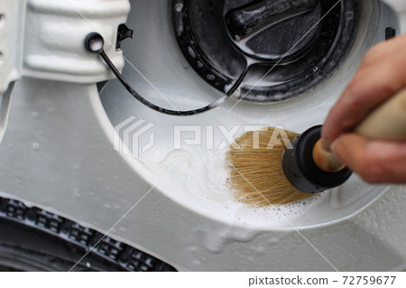 Detailed cleaning of fuel filler port 72759677