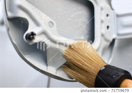 Detailed cleaning of fuel filler port 72759679