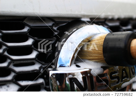 用細部刷對前徽標進行詳細清潔 72759682