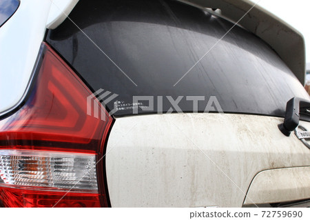 下雪或下雨天后泥濘的車身 下雪或下雨天后泥濘的車身 72759690