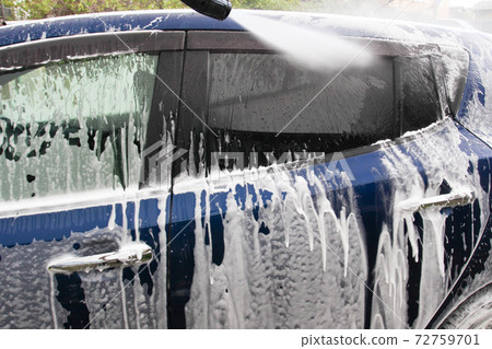 用高壓清洗機沖洗 用高壓清洗機沖洗 72759701