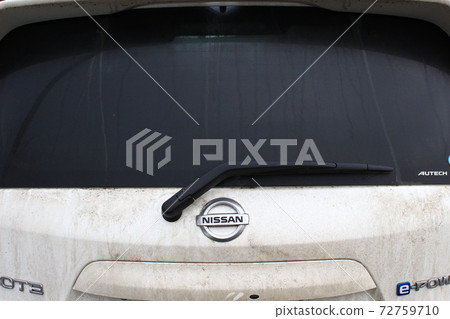 下雪或下雨天后泥濘的車身 下雪或下雨天后泥濘的車身 72759710