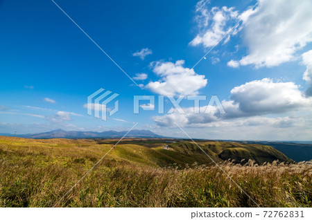 從秋天的美景中看到的九十九山脈和草地[熊本縣] 72762831