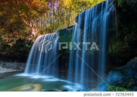 View of Nabegataki Falls in autumn View of Nabegataki Falls in autumn 72763443