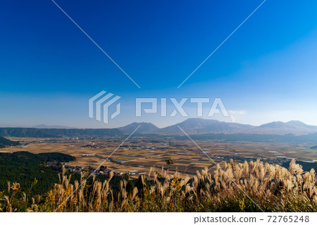 從秋天的牛奶路[熊本縣]看的阿蘇市和阿蘇戈達克 72765248