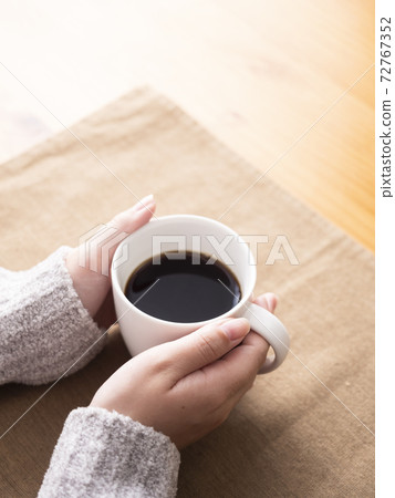 Woman hand holding coffee cup Woman hand holding coffee cup 72767352