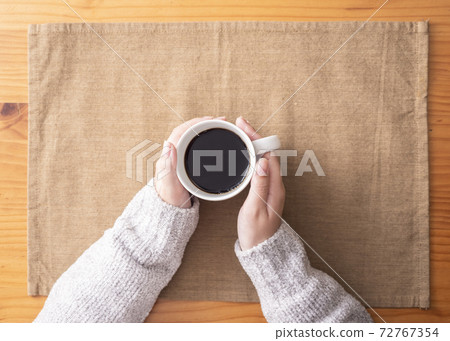 Woman hand holding coffee cup Woman hand holding coffee cup 72767354