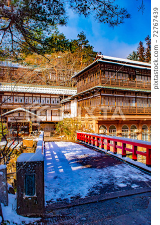據說是動漫森和千尋神的典範的四萬溫泉日式關關館紅橋上積雪的冬天的回憶 72767439