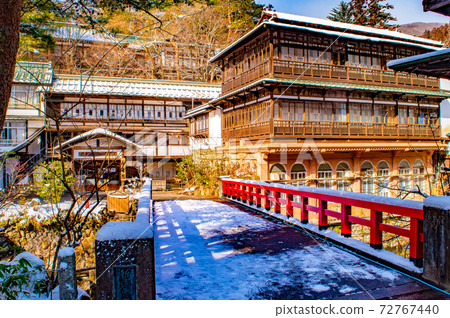 據說是動漫森和千尋神的典範的四萬溫泉日式關關館紅橋上積雪的冬天的回憶 72767440