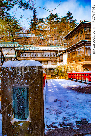 據說是動漫森和千尋神的典範的四萬溫泉日式關關館紅橋上積雪的冬天的回憶 72767443