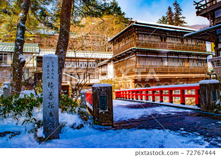 據說是動漫森和千尋神的典範的四萬溫泉日式關關館紅橋上積雪的冬天的回憶 72767444