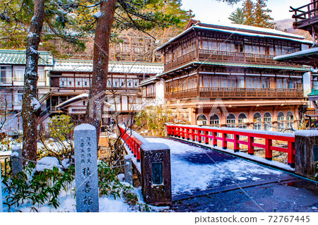 據說是動漫森和千尋神的典範的四萬溫泉日式關關館紅橋上積雪的冬天的回憶 72767445