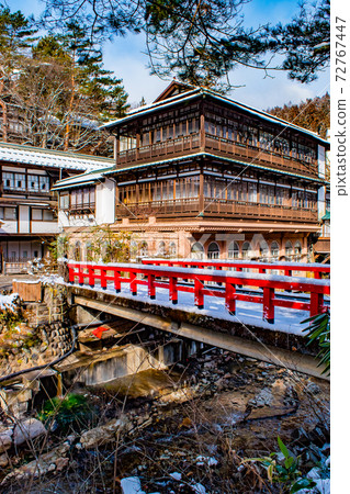 據說是動漫森和千尋神的典範的四萬溫泉日式關關館紅橋上積雪的冬天的回憶 72767447