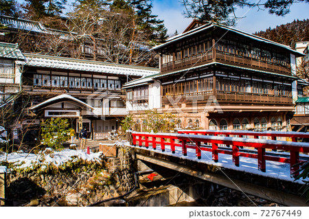據說是動漫森和千尋神的典範的四萬溫泉日式關關館紅橋上積雪的冬天的回憶 72767449