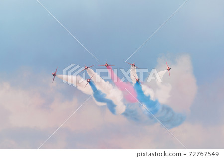 英國空軍紅色箭頭的水平開花 72767549