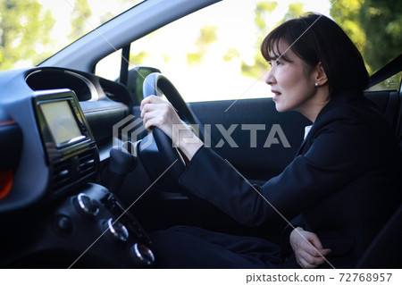 開車時肚子疼的女人 72768957