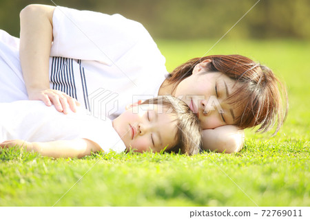 睡覺的父母和孩子 72769011