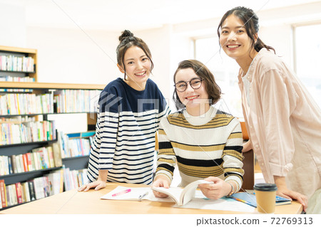 Female college student studying in the library Photographing cooperation: Japanese Language School attached to Chuo Institute of Technology 72769313