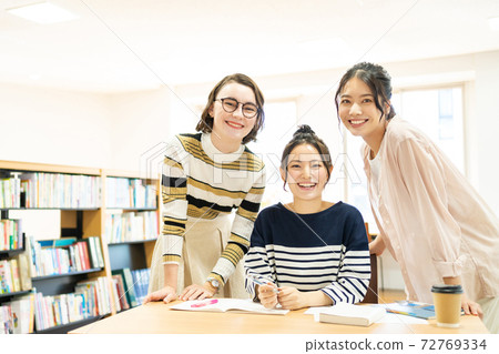 在圖書館學習的女大學生攝影合作:中央工業大學附屬日語學校 在圖書館學習的女大學生攝影合作:中央工業大學附屬日語學校 72769334