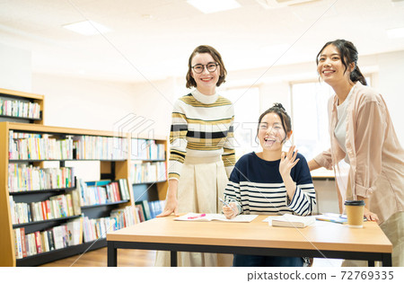 在圖書館學習的女大學生攝影合作:中央工業大學附屬日語學校 在圖書館學習的女大學生攝影合作:中央工業大學附屬日語學校 72769335