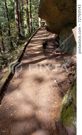 當我沿著山間小道走過陽光時，我看見前方有一塊大石頭·幻想世界的實現·土匪似乎出現了。 72769543