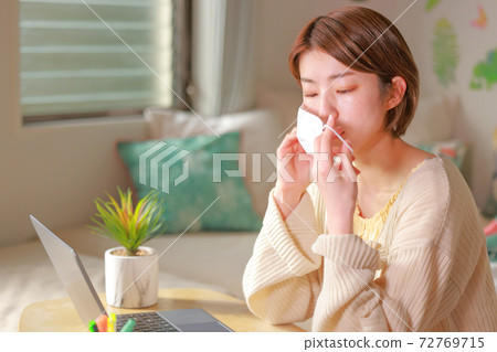 Telework_Woman在戴著口罩 72769715